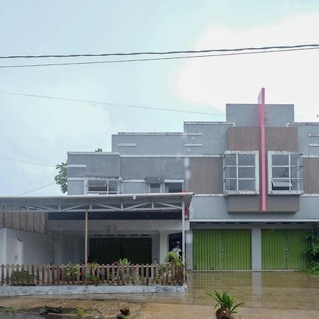 Oyo1064马纳多机场家庭旅馆 美娜多 外观 照片